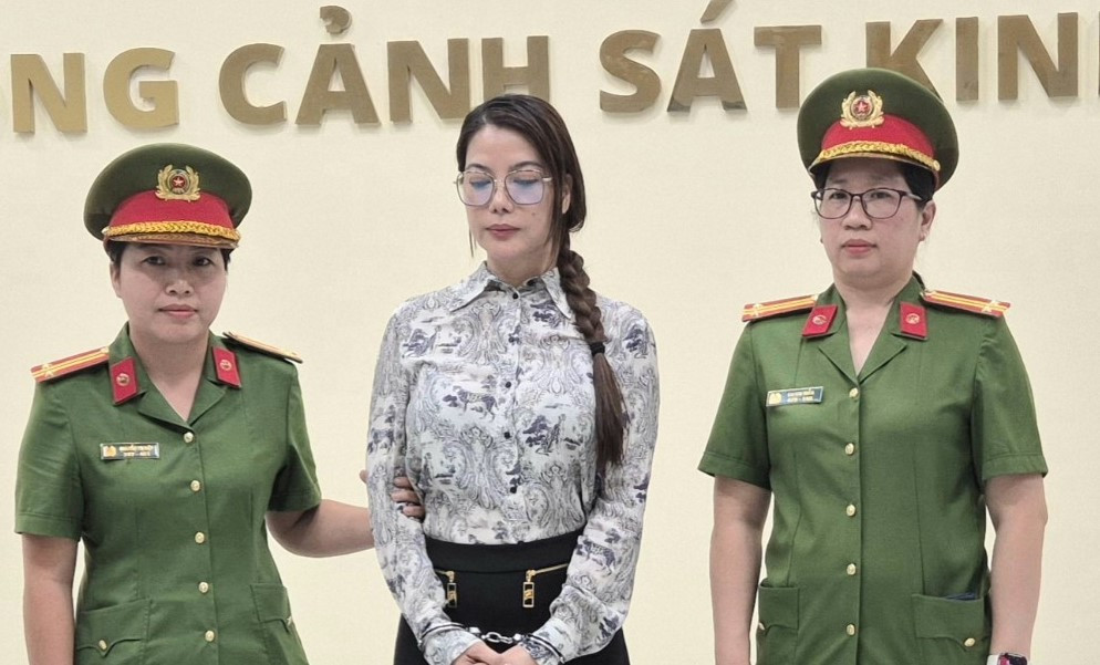 &Aacute;o Trương Ngọc &Aacute;nh mặc trong ng&agrave;y bị bắt g&acirc;y ch&uacute; &yacute;- Ảnh 1.