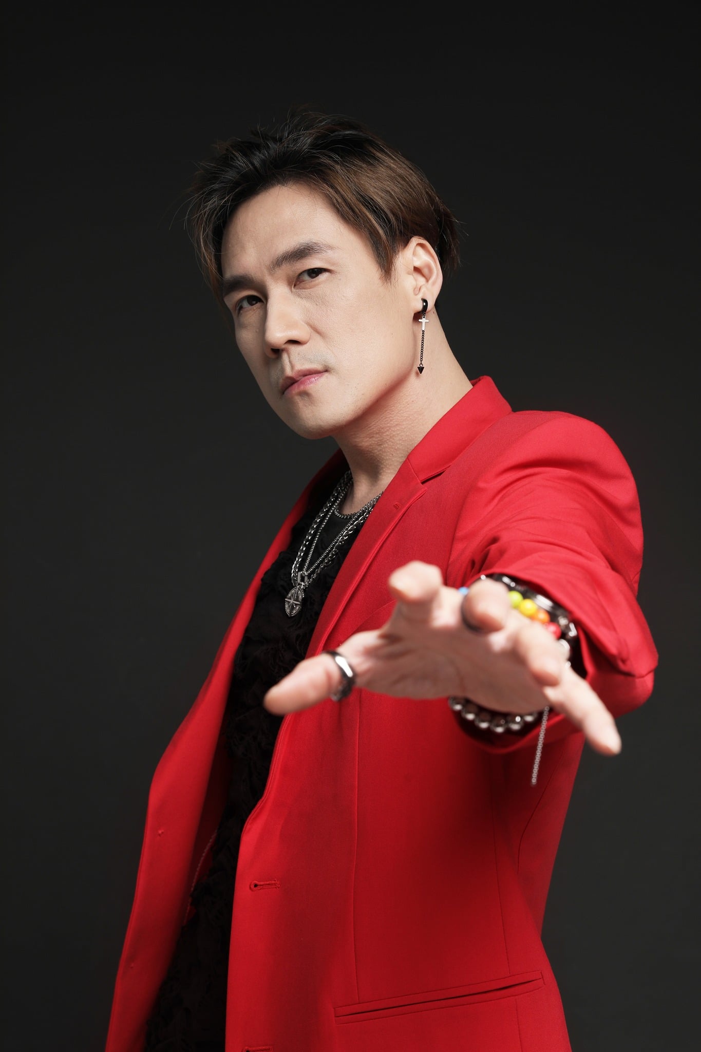 Tình hình nam ca sĩ bị phong tỏa tài sản ở Lâm Đồng - Ảnh 1.