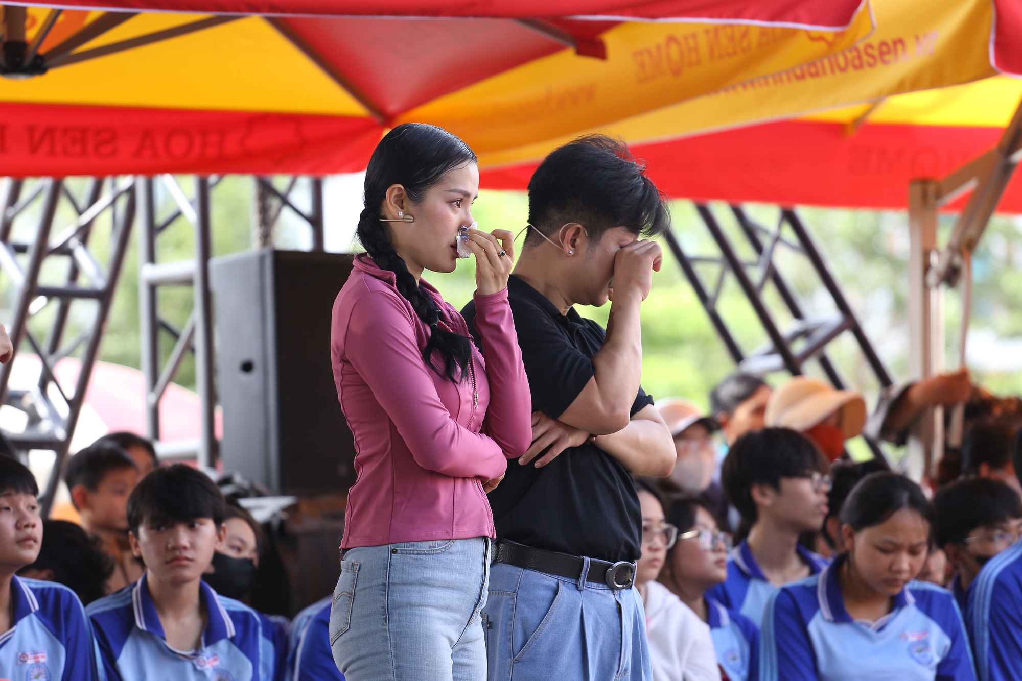 Nam ca sĩ mua nhà 8 tỷ bật khóc nức nở- Ảnh 4. Nam ca sĩ mua nhà 8 tỷ bật khóc nức nở- Ảnh 4.