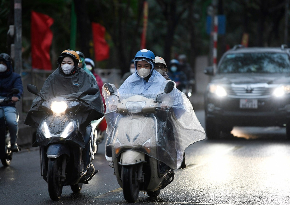 Miền Bắc lạnh hơn, miền Trung mưa lớn đỉnh điểm- Ảnh 1.