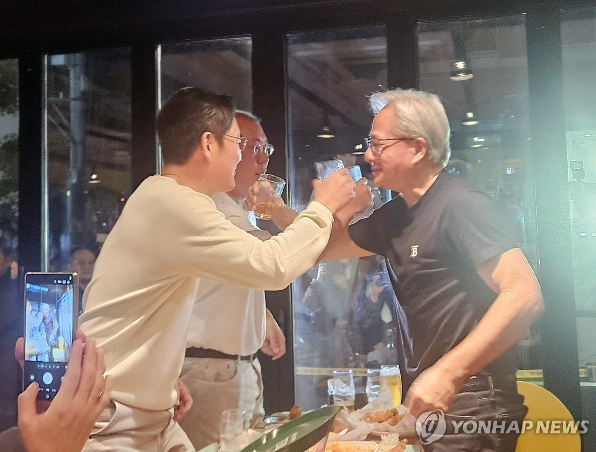 L&atilde;nh đạo Nvidia, Samsung, Hyundai rủ nhau ăn g&agrave; r&aacute;n, uống bia ở Seoul- Ảnh 2.
