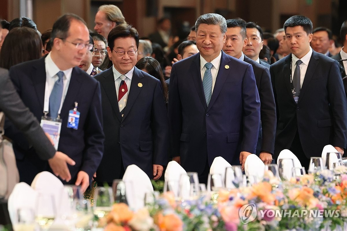 Tổng thống H&agrave;n Quốc n&acirc;ng ly rượu gạo ch&agrave;o đ&oacute;n c&aacute;c quan kh&aacute;ch dự APEC- Ảnh 3.