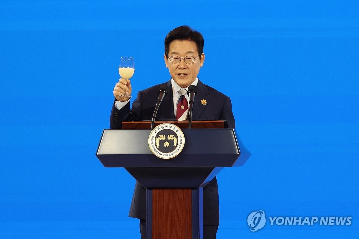 Tổng thống H&agrave;n Quốc n&acirc;ng ly rượu gạo ch&agrave;o đ&oacute;n c&aacute;c quan kh&aacute;ch dự APEC- Ảnh 5.