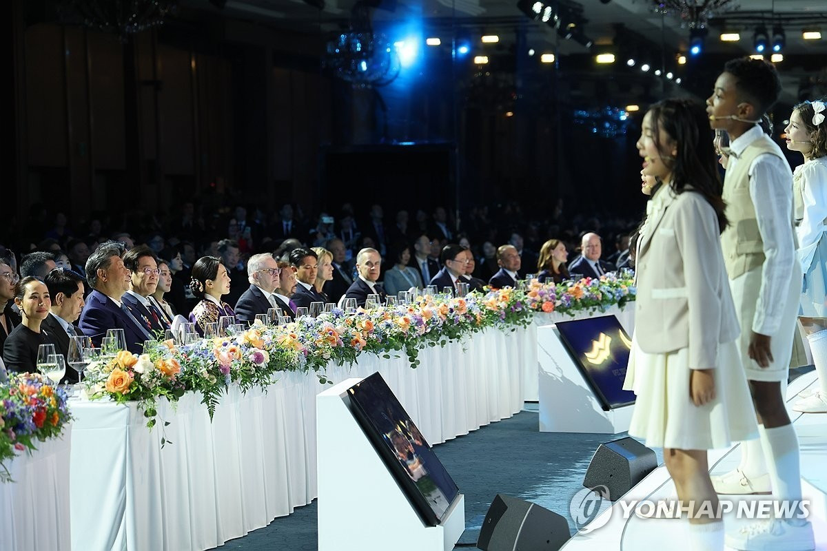 Tổng thống H&agrave;n Quốc n&acirc;ng ly rượu gạo ch&agrave;o đ&oacute;n c&aacute;c quan kh&aacute;ch dự APEC- Ảnh 2.