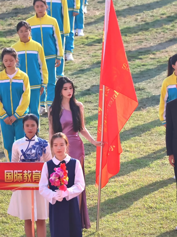 Đến trễ lễ khai mạc hội thao, nữ sinh hớt hải chạy trên sân tạo nên khoảnh khắc đẹp như phim: 6 giây thần thánh!- Ảnh 5.