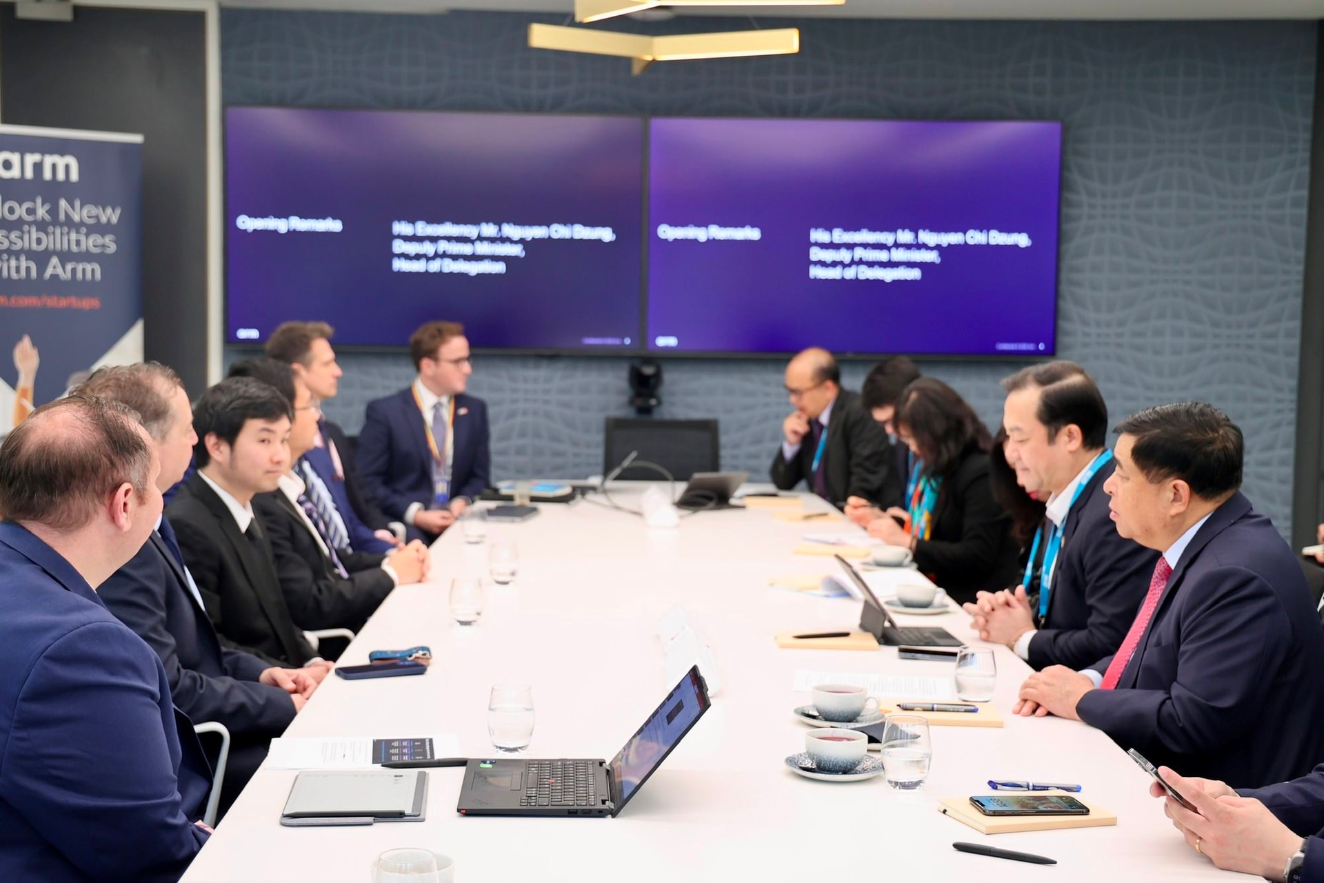 Gặp lãnh đạo DN cung cấp hàng cho Apple, Samsung, Nvidia..., Phó Thủ tướng đề nghị mở trung tâm tại HN - Ảnh 2. Gặp lãnh đạo DN cung cấp hàng cho Apple, Samsung, Nvidia..., Phó Thủ tướng đề nghị mở trung tâm tại HN - Ảnh 2.