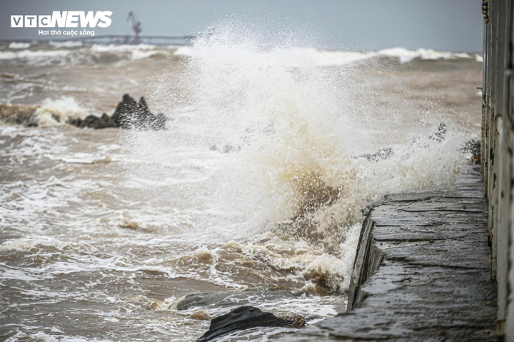 Biển Đông xuất hiện vùng áp thấp, mưa lớn ở Trung Bộ kéo dài nhiều ngày- Ảnh 1.