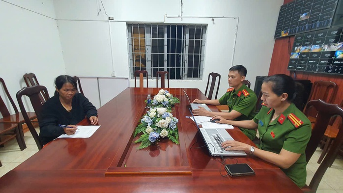 Bắt khẩn cấp người mẹ nghi thả con trai 1 tuổi xuống giếng tử vong- Ảnh 1.