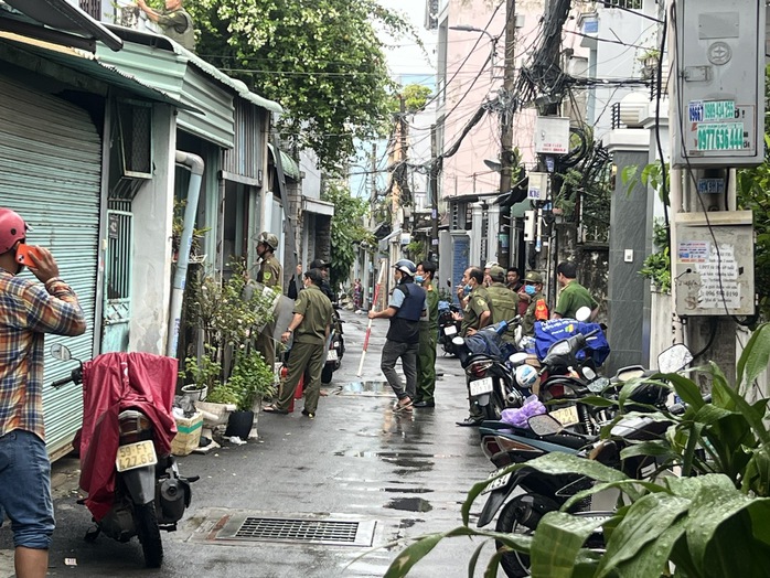 TP HCM: Công an phong tỏa căn nhà, khống chế người đàn ông tấn công hàng xóm- Ảnh 1. TP HCM: Công an phong tỏa căn nhà, khống chế người đàn ông tấn công hàng xóm- Ảnh 1.