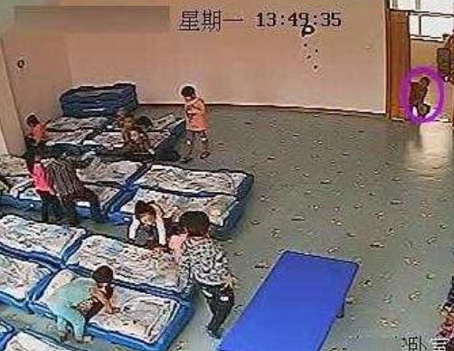 Con trai thường xuyên ú ớ, khóc thét giữa đêm, mẹ sinh nghi liền đến trường xem camera: Những gì nhìn thấy khiến chị chết lặng- Ảnh 1.