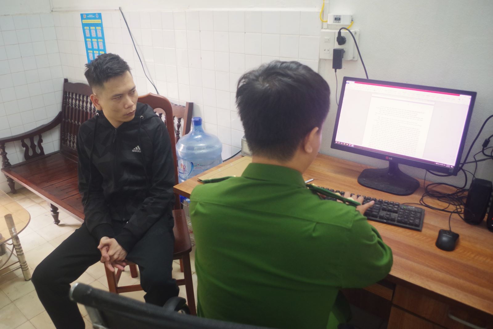 Tổ chức cho nhiều người "bay lắc" trong rạp đám cưới, 3 thanh niên trả giá đắt- Ảnh 1. Tổ chức cho nhiều người "bay lắc" trong rạp đám cưới, 3 thanh niên trả giá đắt- Ảnh 1.