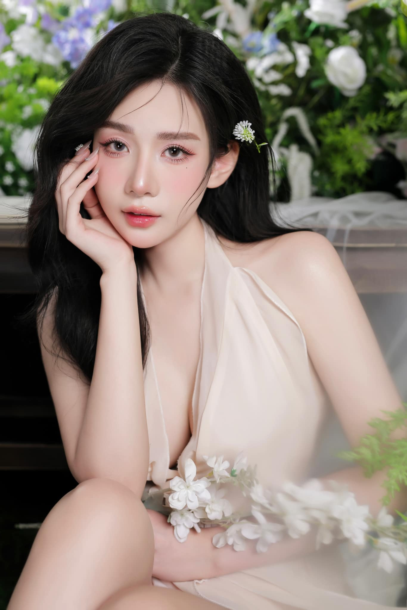 Mẹ bỉm bế con hot điên đảo, netizen truy tìm danh tính người chồng may mắn: Hoá ra là 