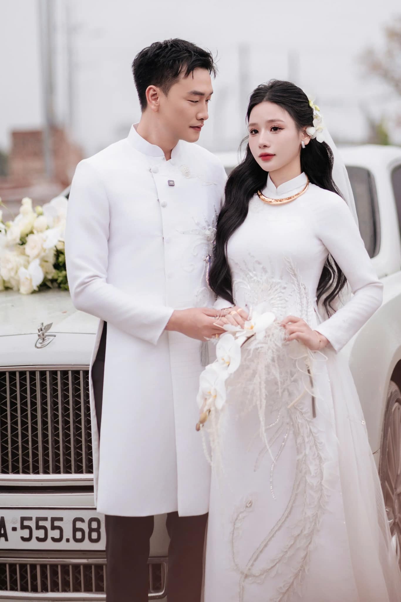 Mẹ bỉm bế con hot điên đảo, netizen truy tìm danh tính người chồng may mắn: Hoá ra là 