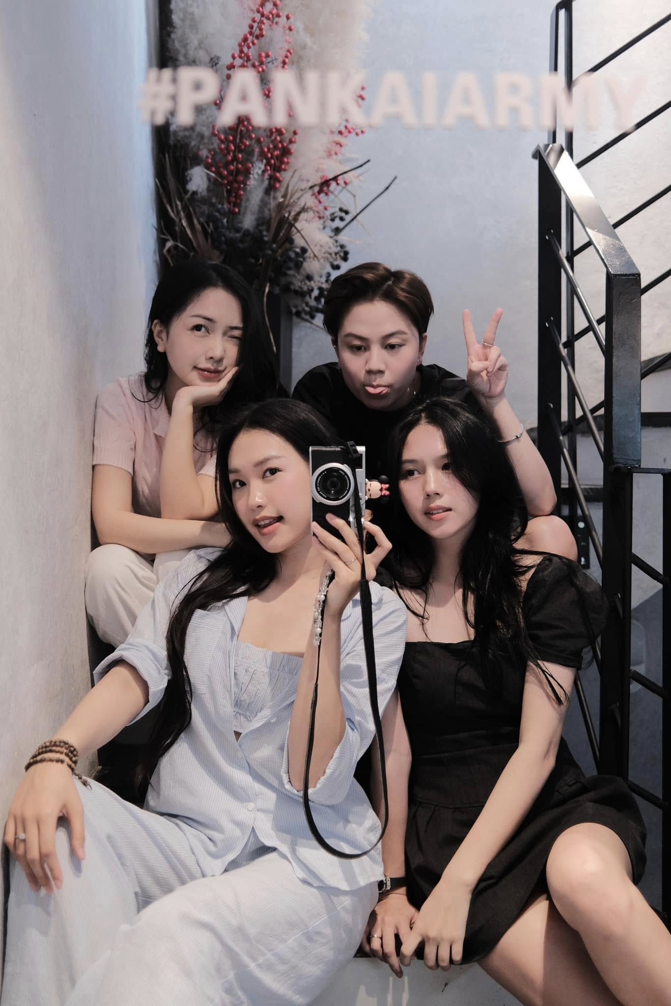 Hội hot WAG Doãn Hải My, Mai Hà Trang xinh đẹp quẩy tưng bừng tại concert G-Dragon, Văn Hậu - Đức Chinh cũng Hội hot WAG Doãn Hải My, Mai Hà Trang xinh đẹp quẩy tưng bừng tại concert G-Dragon, Văn Hậu - Đức Chinh cũng