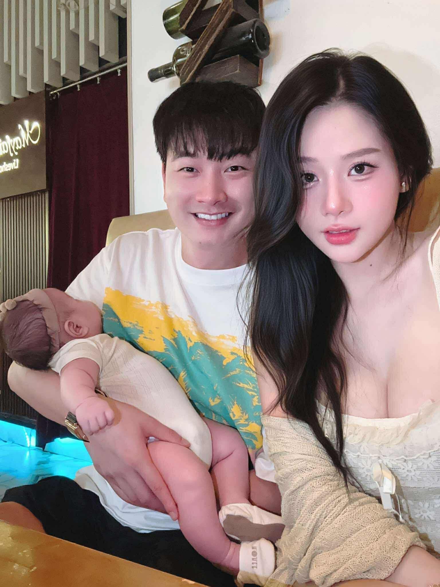 Mẹ bỉm bế con hot điên đảo, netizen truy tìm danh tính người chồng may mắn: Hoá ra là 