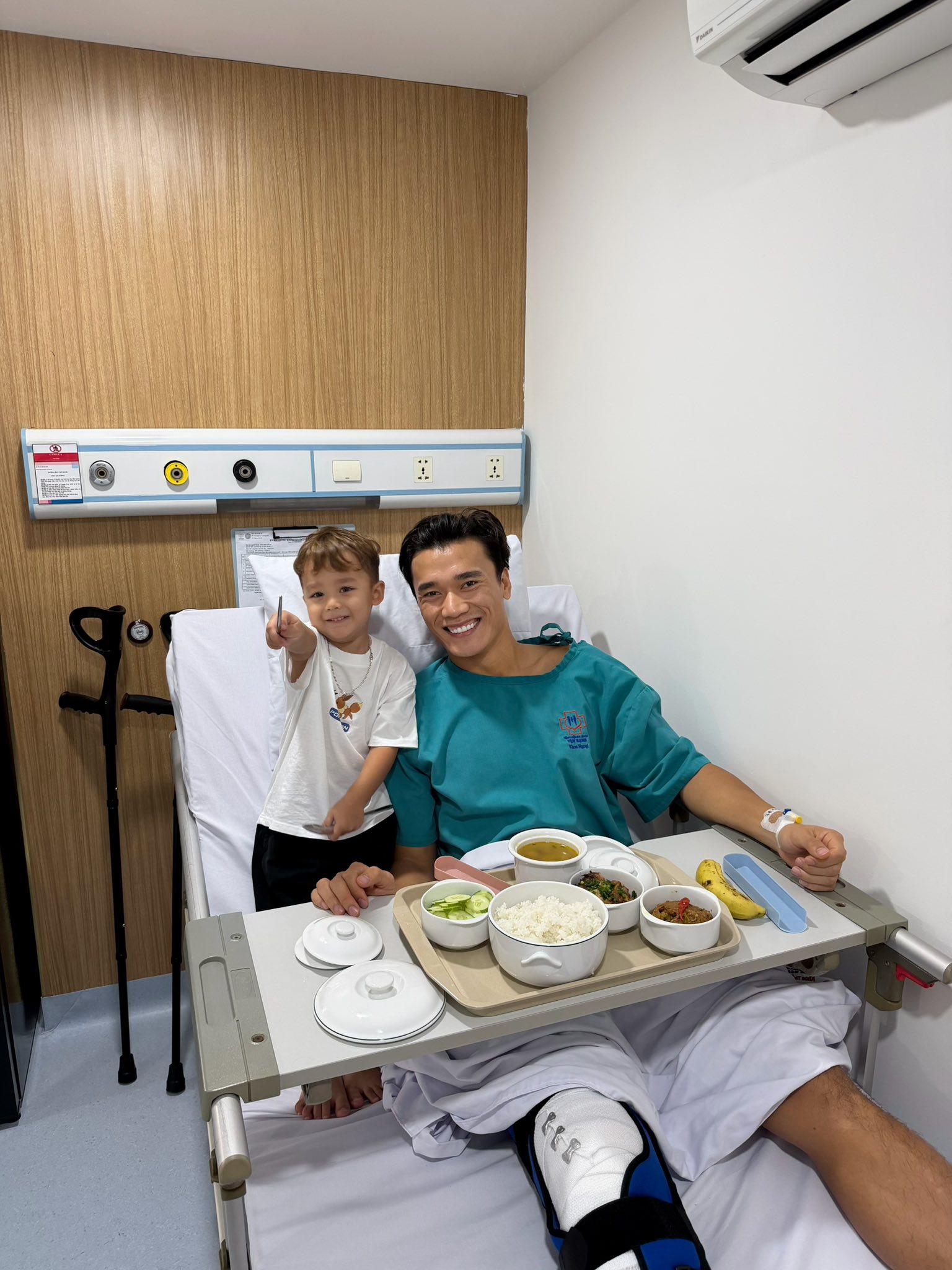 Thủ môn Bùi Tiến Dũng ra sao sau ca phẫu thuật chấn thương?- Ảnh 2.