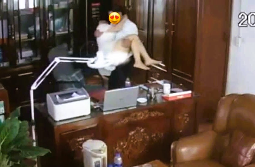 Lãnh đạo Trường THPT - nơi người đàn ông có clip "thân mật" với nhiều phụ nữ - nói gì?- Ảnh 1. Lãnh đạo Trường THPT - nơi người đàn ông có clip "thân mật" với nhiều phụ nữ - nói gì?- Ảnh 1.