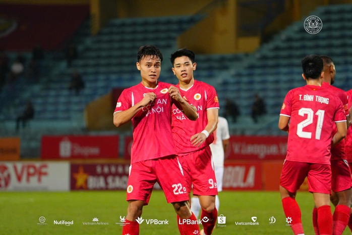 Quang Hải thể hiện đẳng cấp cao trong trận thắng đậm CLB Hà Tĩnh - Ảnh 1.