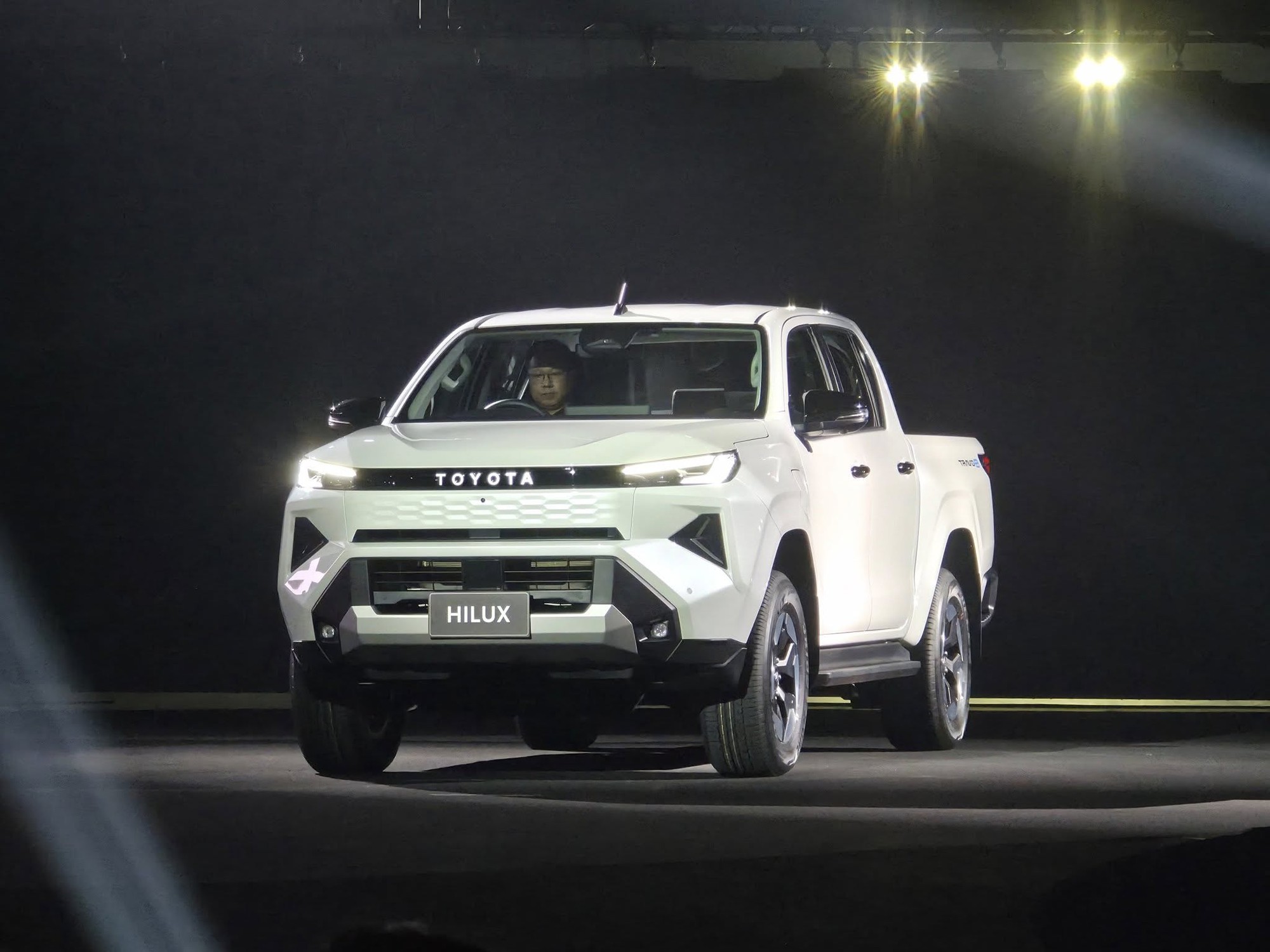 Toyota Hilux thế hệ mới ra mắt: Gi&aacute; quy đổi từ 628 triệu đồng, lần đầu c&oacute; bản thuần điện, nội thất như Prado- Ảnh 4.