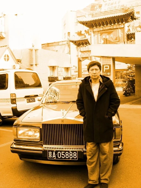 Thừa kế 99.000 tỷ đồng từ vợ đại gia hơn 38 tuổi, người đ&agrave;n &ocirc;ng h&agrave;o ph&oacute;ng cho 