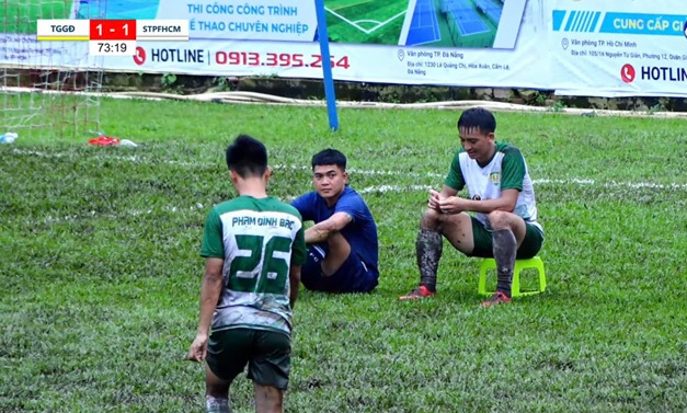 Mang ghế nhựa vào ngồi giữa sân, cầu thủ Việt Nam nhận án phạt nghiêm khắc- Ảnh 1.