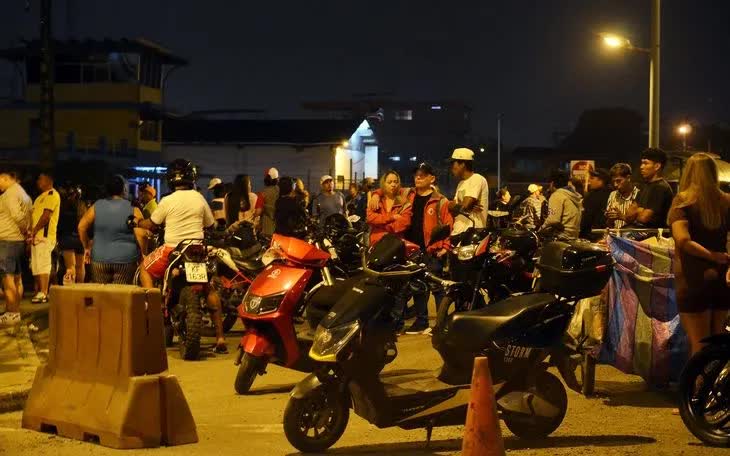 Các thân nhân có mặt bên ngoài nhà tù ở thành phố Machala, Ecuador, ngày 9/11 sau vụ bạo loạn chết người (Ảnh: AFP)