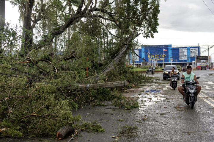 Philippines tan hoang sau khi bão Fung-Wong càn quét trong đêm- Ảnh 12.