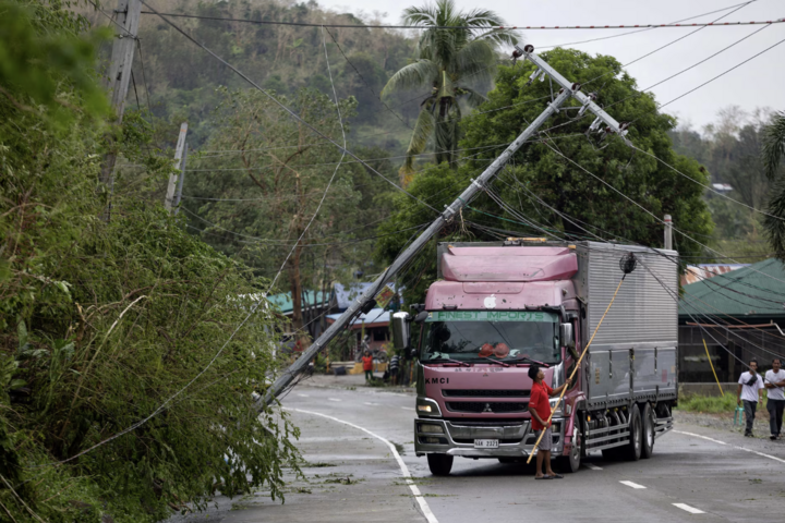 Philippines tan hoang sau khi bão Fung-Wong càn quét trong đêm- Ảnh 4.