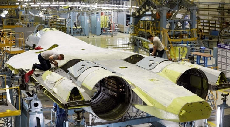 Su-57 lộ "h&igrave;nh h&agrave;i" mới gắn th&ecirc;m vũ kh&iacute;: Đ&atilde; h&uacute;t kh&aacute;ch giờ c&agrave;ng b&aacute;n chạy hơn- Ảnh 2.