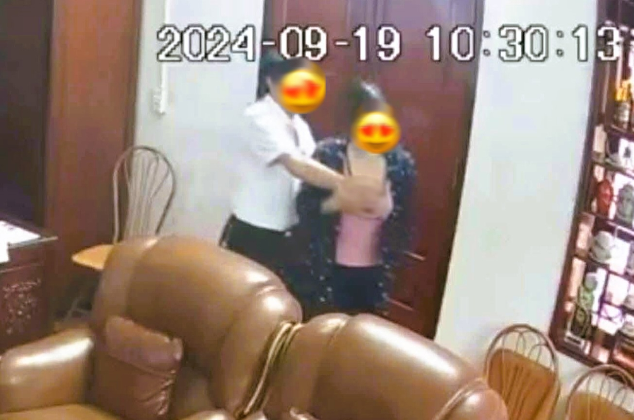 Sở GD-ĐT Ninh Bình vào cuộc vụ clip lãnh đạo trường THPT "thân mật" với nhiều phụ nữ- Ảnh 2. Sở GD-ĐT Ninh Bình vào cuộc vụ clip lãnh đạo trường THPT "thân mật" với nhiều phụ nữ- Ảnh 2.