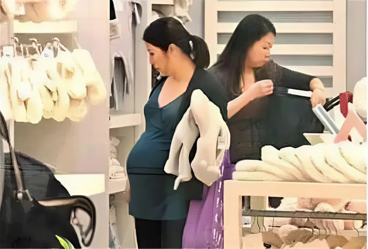 Suýt xô ngã bà bầu, cậu bé 7 tuổi đáp một câu khiến ai cũng sốc: Hành động của người lớn sau đó còn bất ngờ hơn- Ảnh 2.