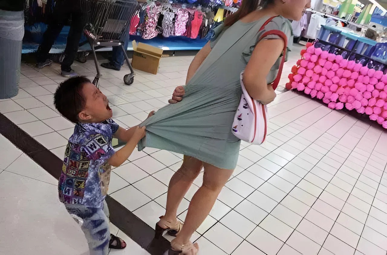 Suýt xô ngã bà bầu, cậu bé 7 tuổi đáp một câu khiến ai cũng sốc: Hành động của người lớn sau đó còn bất ngờ hơn- Ảnh 3.