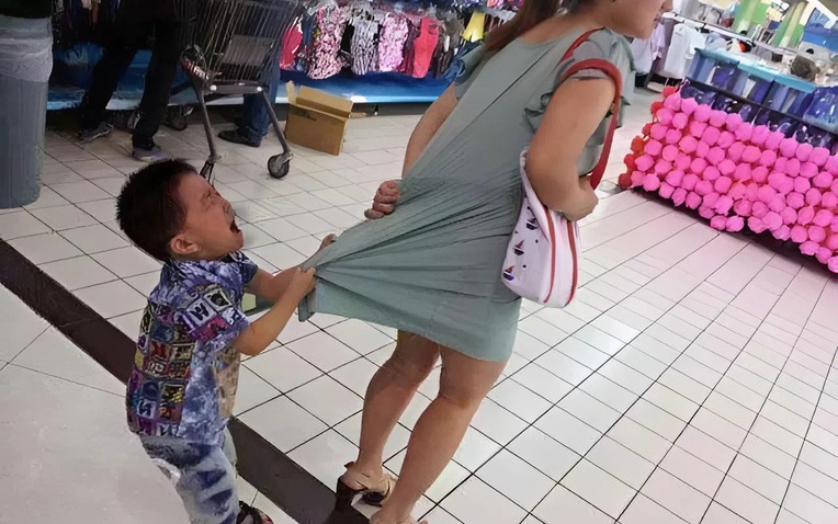 Suýt xô ngã bà bầu, cậu bé 7 tuổi đáp một câu khiến ai cũng sốc: Hành động của người lớn sau đó còn bất ngờ hơn- Ảnh 1.