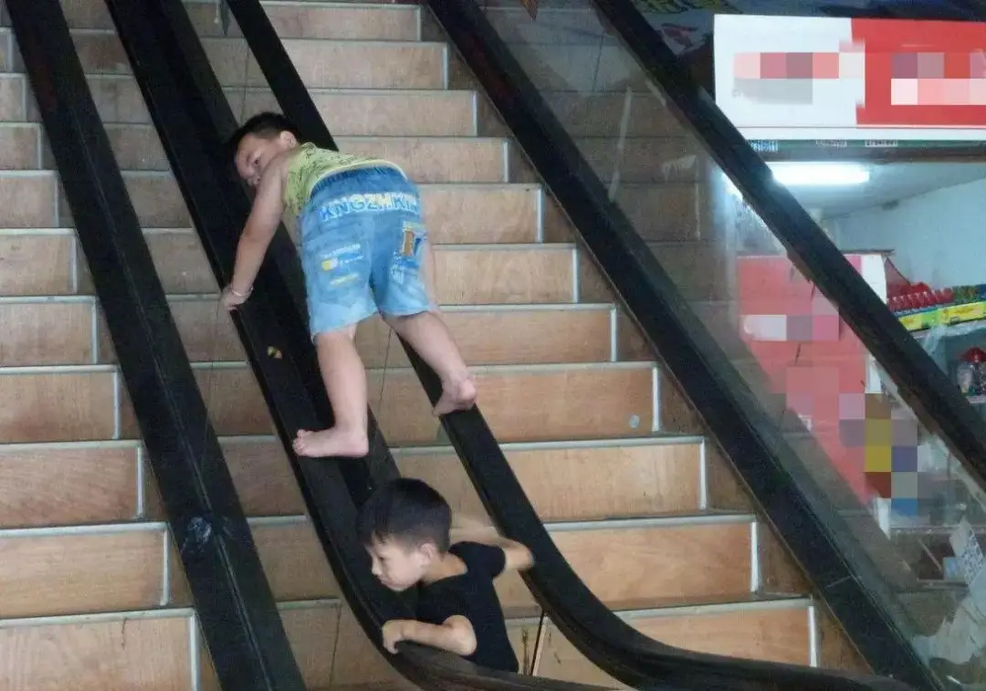 Suýt xô ngã bà bầu, cậu bé 7 tuổi đáp một câu khiến ai cũng sốc: Hành động của người lớn sau đó còn bất ngờ hơn- Ảnh 4.