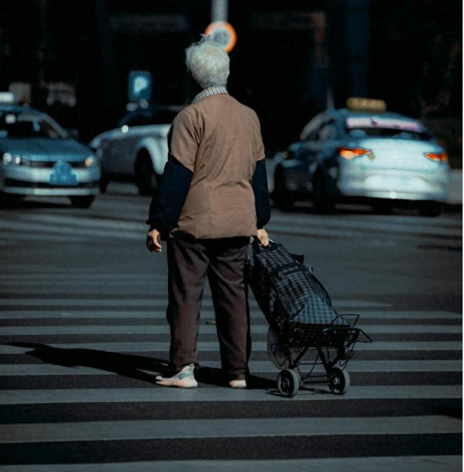 Bà lão 60 tuổi lương hưu 7 triệu đồng, tiết kiệm hơn 1 tỷ đồng vẫn sống chẳng vui: “Cả đời tằn tiện, tôi quá hối hận vì sống sai cách”- Ảnh 1.