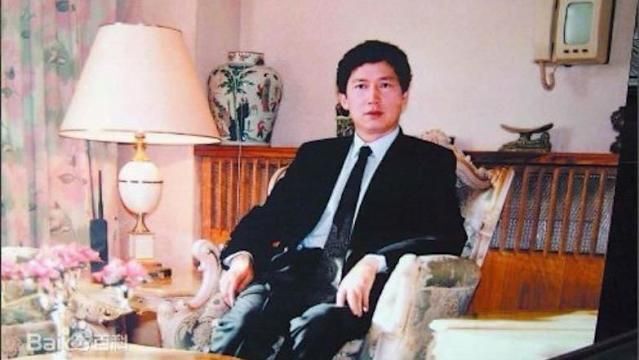 Thừa kế 99.000 tỷ đồng từ vợ đại gia hơn 38 tuổi, người đ&agrave;n &ocirc;ng h&agrave;o ph&oacute;ng cho 