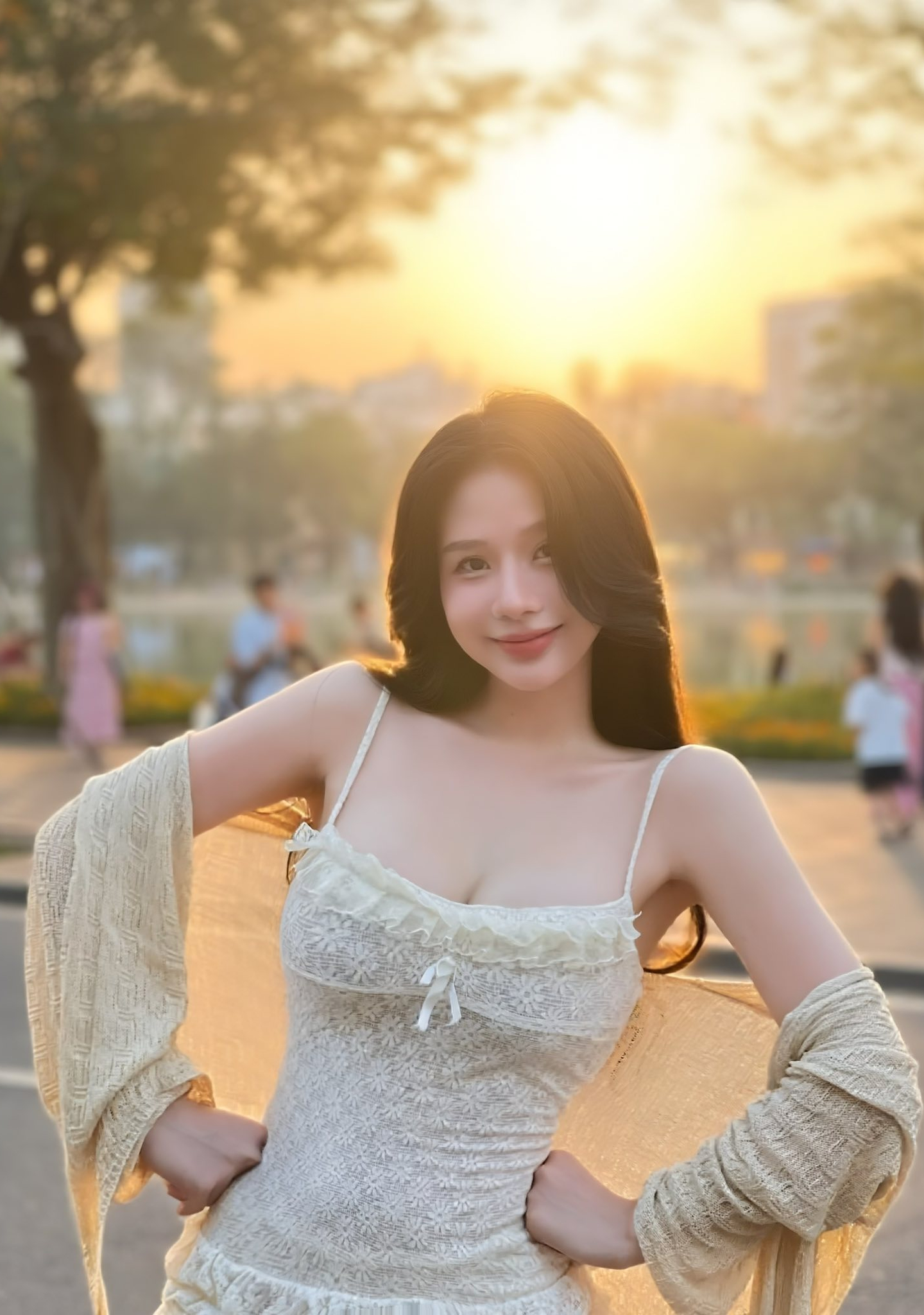 Mẹ bỉm bế con hot điên đảo, netizen truy tìm danh tính người chồng may mắn: Hoá ra là 