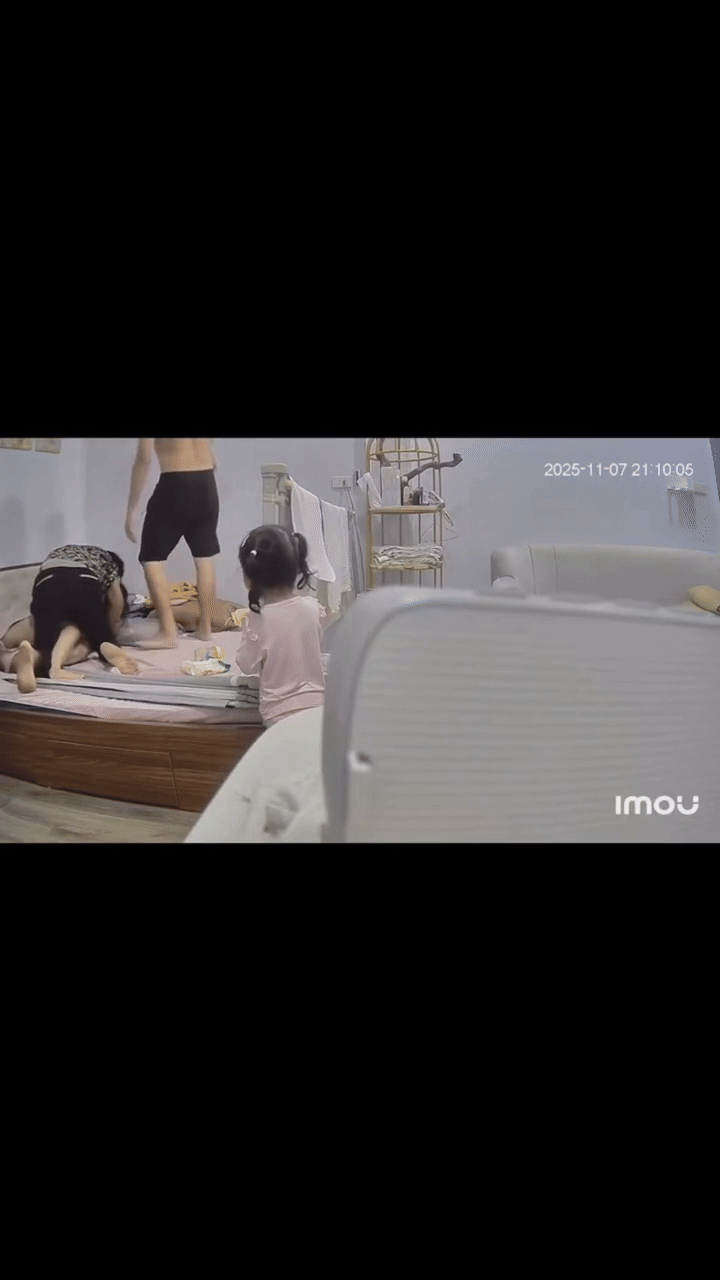 Xôn xao clip vụ mẹ chồng đè lên người, nắm tóc con dâu mới sinh gây phẫn nộ- Ảnh 1. Xôn xao clip vụ mẹ chồng đè lên người, nắm tóc con dâu mới sinh gây phẫn nộ- Ảnh 1.