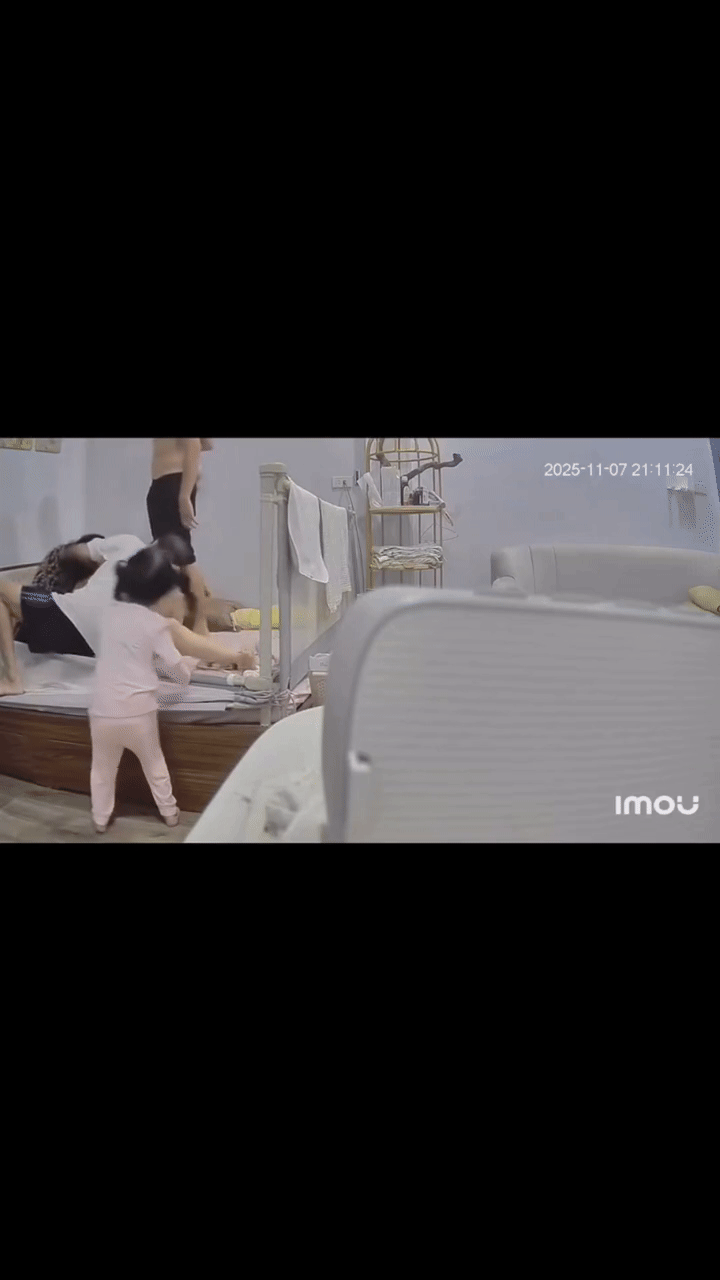 Xôn xao clip vụ mẹ chồng đè lên người, nắm tóc con dâu mới sinh gây phẫn nộ- Ảnh 3. Xôn xao clip vụ mẹ chồng đè lên người, nắm tóc con dâu mới sinh gây phẫn nộ- Ảnh 3.