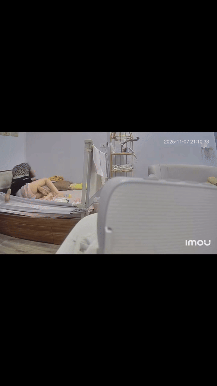 Xôn xao clip vụ mẹ chồng đè lên người, nắm tóc con dâu mới sinh gây phẫn nộ- Ảnh 2. Xôn xao clip vụ mẹ chồng đè lên người, nắm tóc con dâu mới sinh gây phẫn nộ- Ảnh 2.