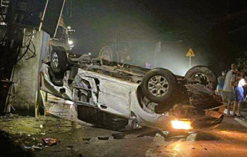 Ô tô bán tải lật ngửa va vào xe máy, vợ chồng giáo viên thương vong- Ảnh 1.