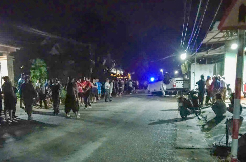 Ô tô bán tải lật ngửa va vào xe máy, vợ chồng giáo viên thương vong- Ảnh 2.