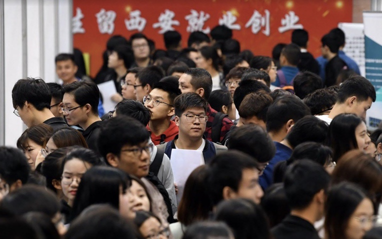 Thạc sĩ tài chính đi bưng lẩu, kỹ sư điện tử đi làm diễn viên quần chúng, tiến sĩ đi rửa bát thuê: Cơn ác mộng mang tên “thừa bằng cấp, thiếu việc làm” ở xứ tỷ dân- Ảnh 1.