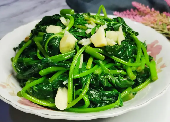 Loại rau từng chỉ cho lợn ăn giờ là “rau chống ung thư” giá cao ngất trên thế giới, nhiều người còn tranh nhau mua: Mọc đầy ở Việt Nam- Ảnh 1.