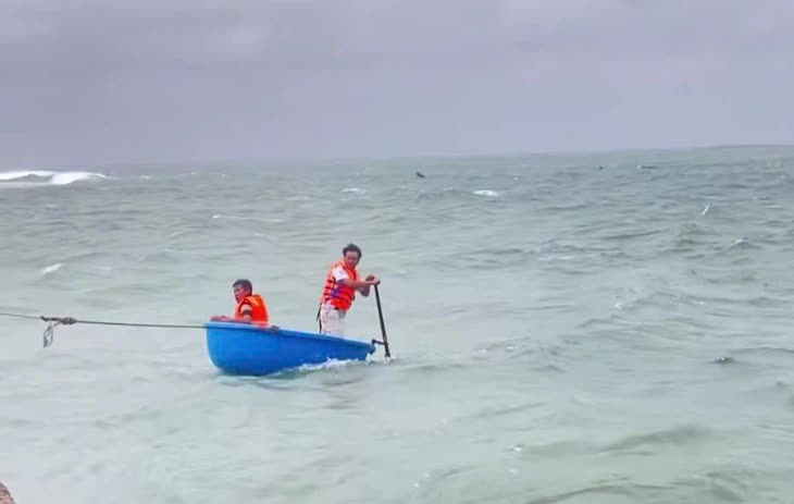 "Cố lên, còn vợ con ở nhà": Lời động viên giữ 3 người sống sót sau 2 ngày trôi giữa bão số 13- Ảnh 1.