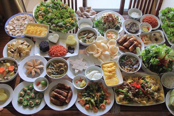 Bữa giỗ bố chồng sóng gió: Chị chồng mỉa mai ‘đón bà lên để trông cháu’, tôi đáp 1 câu khiến cả mâm im phăng phắc- Ảnh 1.