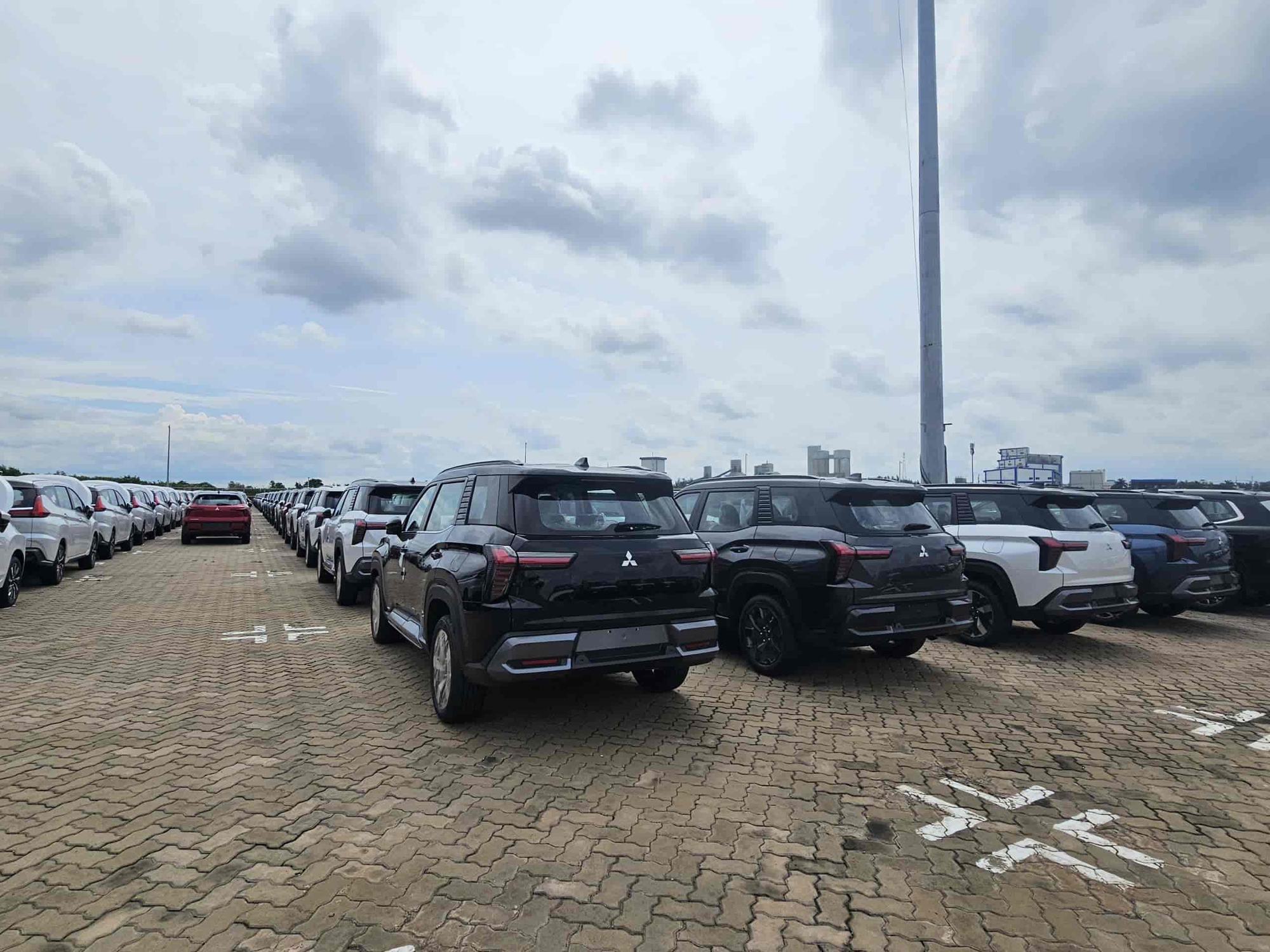 Lô Mitsubishi Destinator đầu tiên cập cảng Việt Nam: Ít nhất 2 bản với ngoại hình khác biệt, có ADAS, dễ 'hot' khi ra mắt đầu tháng sau- Ảnh 5. Lô Mitsubishi Destinator đầu tiên cập cảng Việt Nam: Ít nhất 2 bản với ngoại hình khác biệt, có ADAS, dễ 'hot' khi ra mắt đầu tháng sau- Ảnh 5.