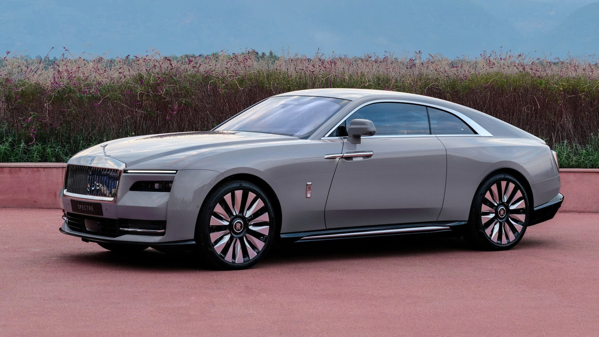 Đến cả Rolls-Royce cũng... giảm giá: Người thuê xe điện Spectre sẽ tiết kiệm được số tiền tương đương 65 triệu đồng- Ảnh 2. Đến cả Rolls-Royce cũng... giảm giá: Người thuê xe điện Spectre sẽ tiết kiệm được số tiền tương đương 65 triệu đồng- Ảnh 2.