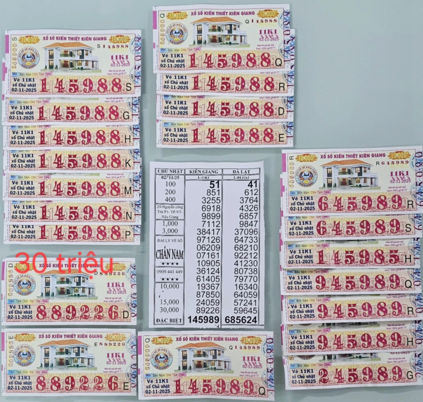 Khách mua vé số rồi tặng lại cho người bán: Cái kết bất ngờ- Ảnh 1. Khách mua vé số rồi tặng lại cho người bán: Cái kết bất ngờ- Ảnh 1.