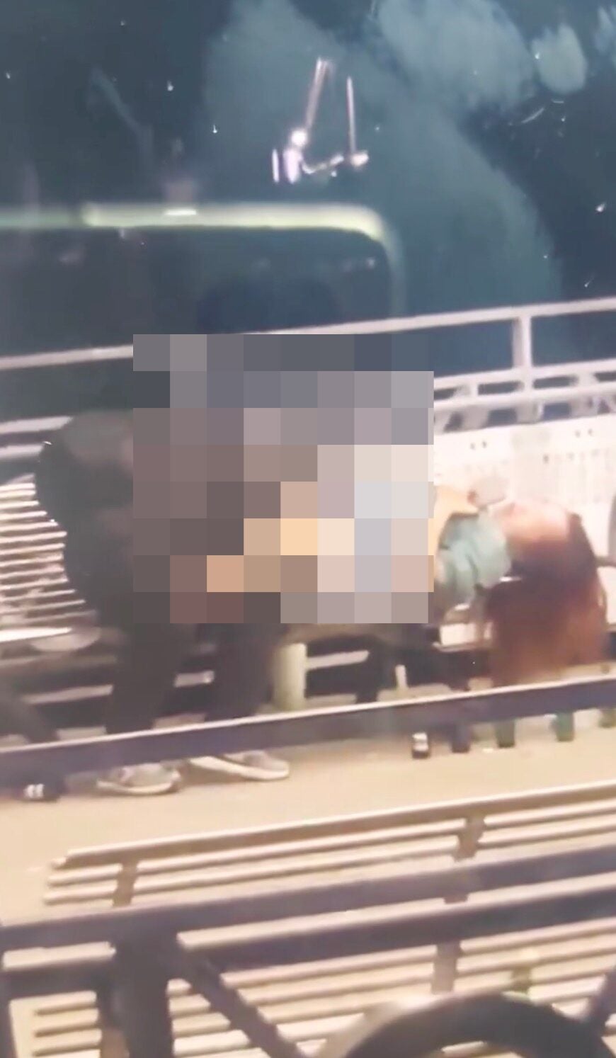 Cặp đôi "thân mật" trên ghế bị người đi đường dùng điện thoại ghi hình và thông báo từ chính quyền- Ảnh 1. Cặp đôi "thân mật" trên ghế bị người đi đường dùng điện thoại ghi hình và thông báo từ chính quyền- Ảnh 1.